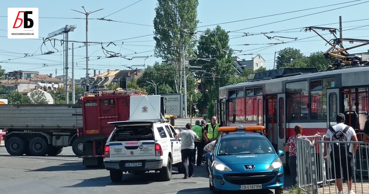 Втори трамвай, движещ се по линия 22 на градския транспорт