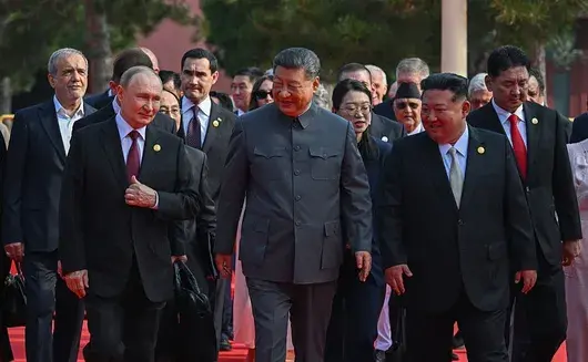 Си, Путин и Ким: Парадът в Пекин и сигналите към света