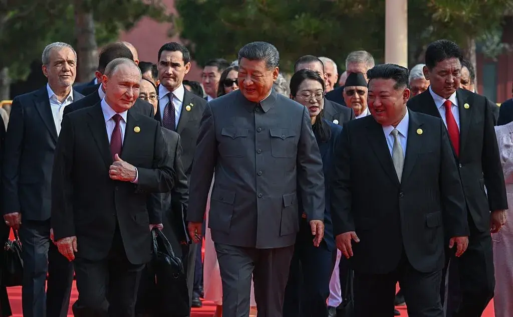 Си, Путин и Ким: Парадът в Пекин и сигналите към света