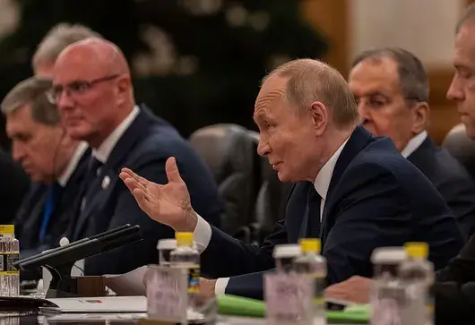 Путин "покани" Зеленски на среща в Москва, докато Русия го издирва