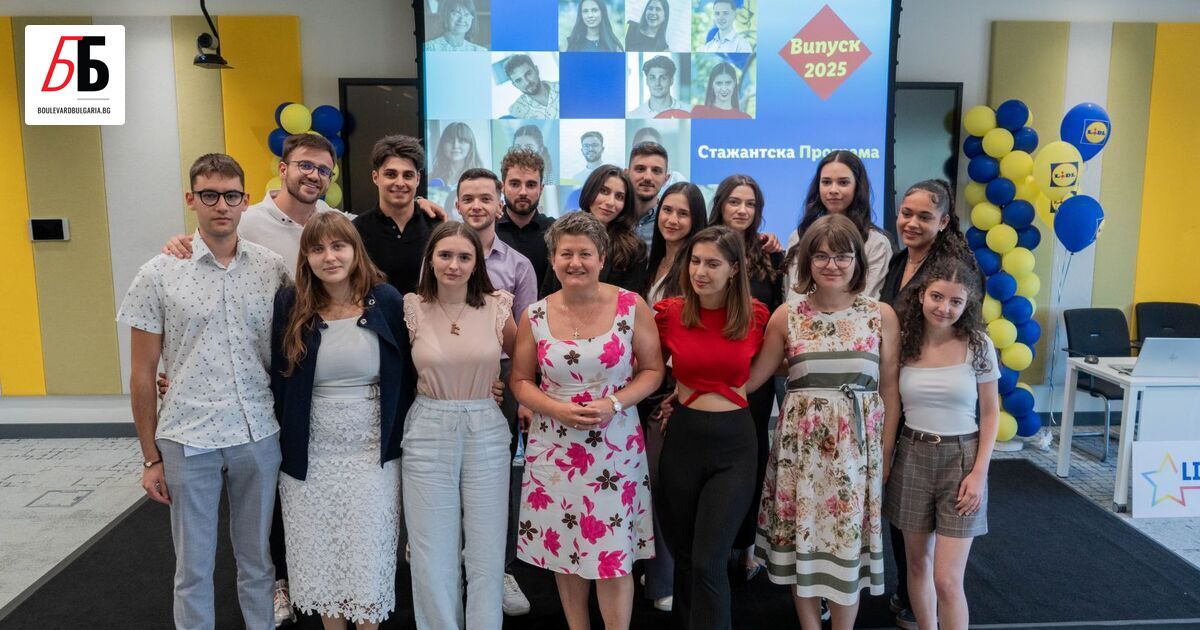 Осем студенти от шестото издание на стажантската програма на Лидл