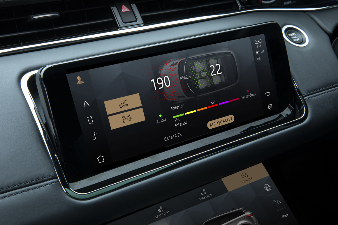 <br><br>
Системата се задвижва от Electrical Vehicle Architecture и е налична като
стандартно оборудване с Pivi или като опционално с подобрената система Pivi Pro с
вградена навигация.