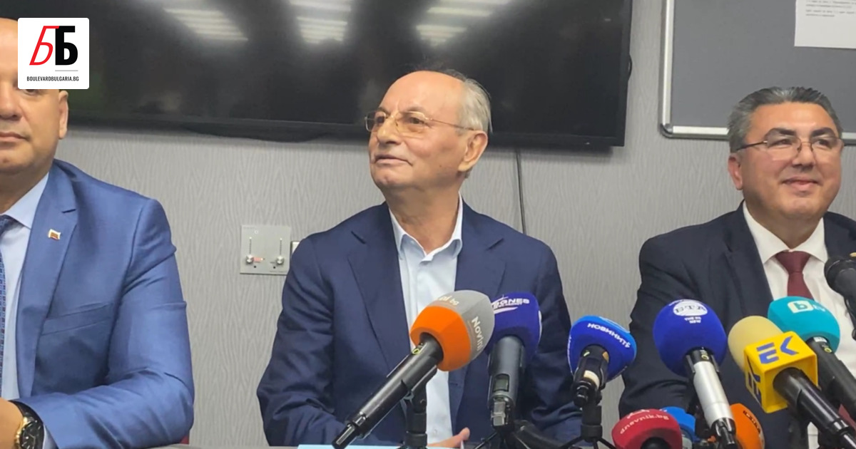 Ахмед Доган и част от останалите му лоялни депутати от