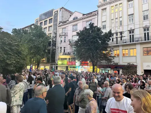 Стотици излязоха на протест в подкрепа на кмета на Варна Благомир Коцев
