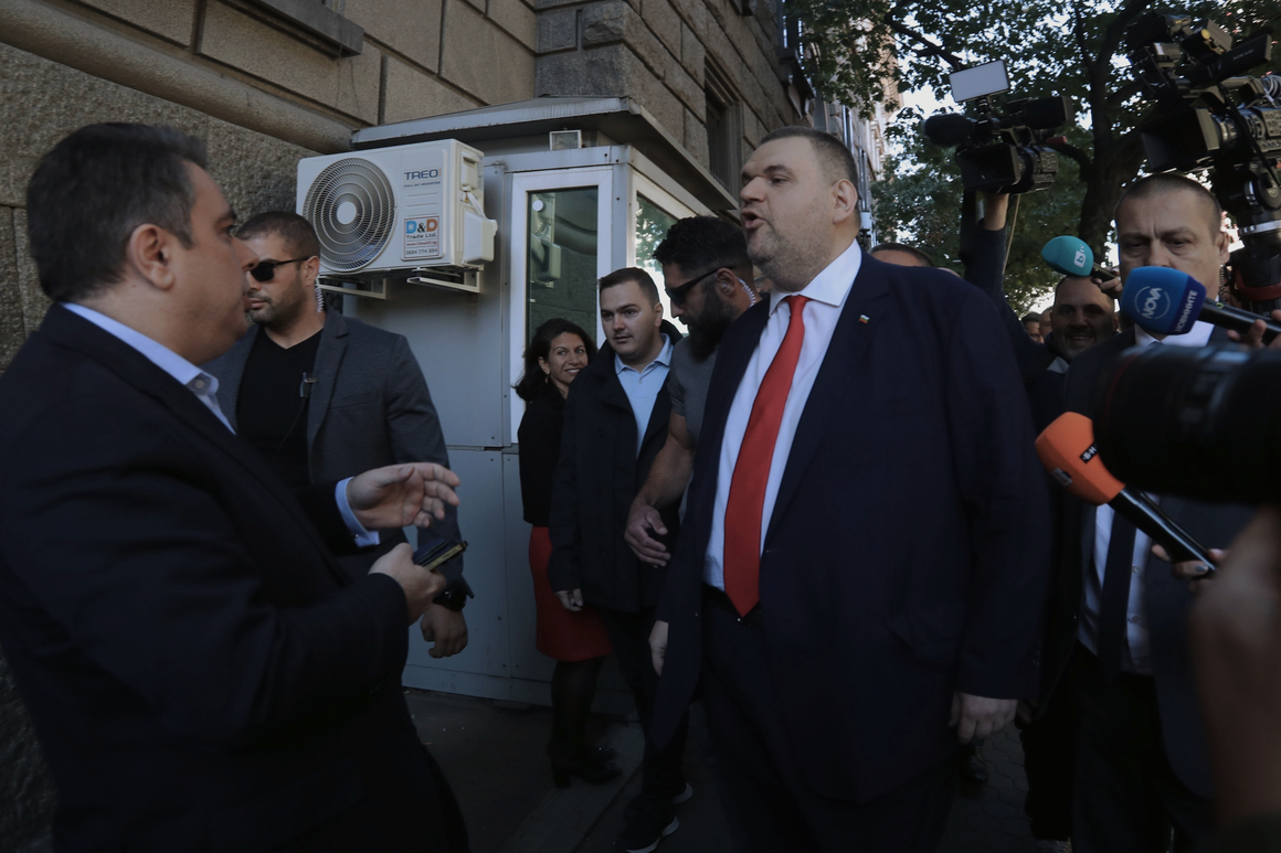 ПП прати Пеевски и Борисов да ходят пеша на работа. Пеевски си изпусна нервите