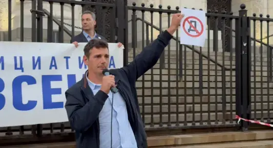 Починалият полицай от протеста до НС е брат на кмета на Бистрица