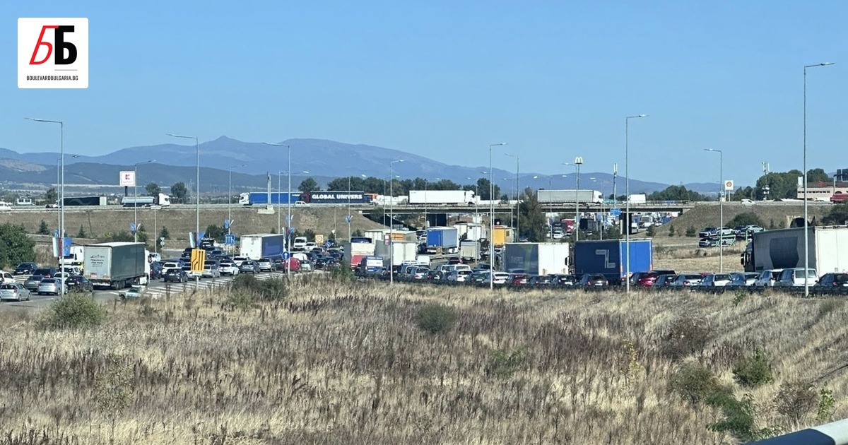 Километрично задръстване се образува на изхода на София при бул.
