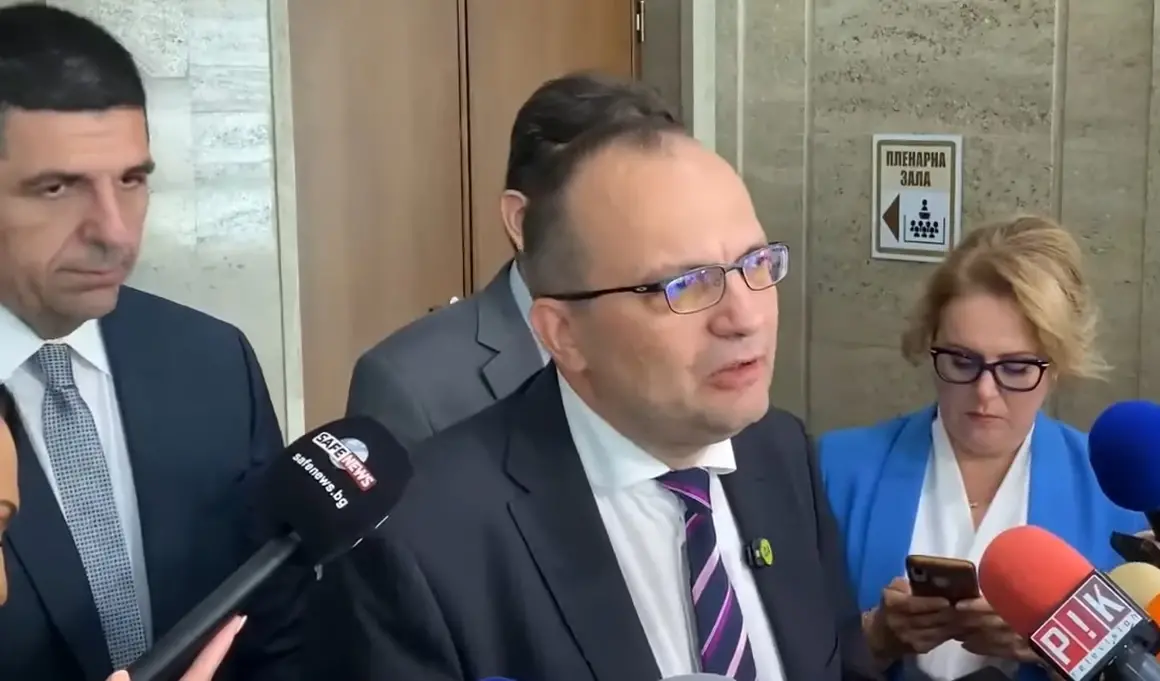 Мартин Димитров предупреди, че неминуемо ще се наложи вдигане на данъци, ако не се орежат разходи