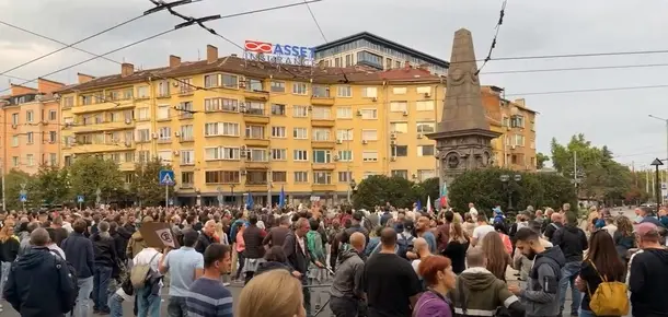 Стотици излязоха на протест срещу Делян Пеевски в София
