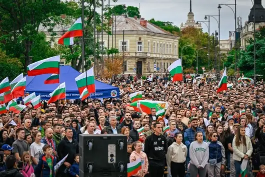 Хиляди гледат финала на Световното по волейбол на голям екран пред храма "Св. Александър Невски"