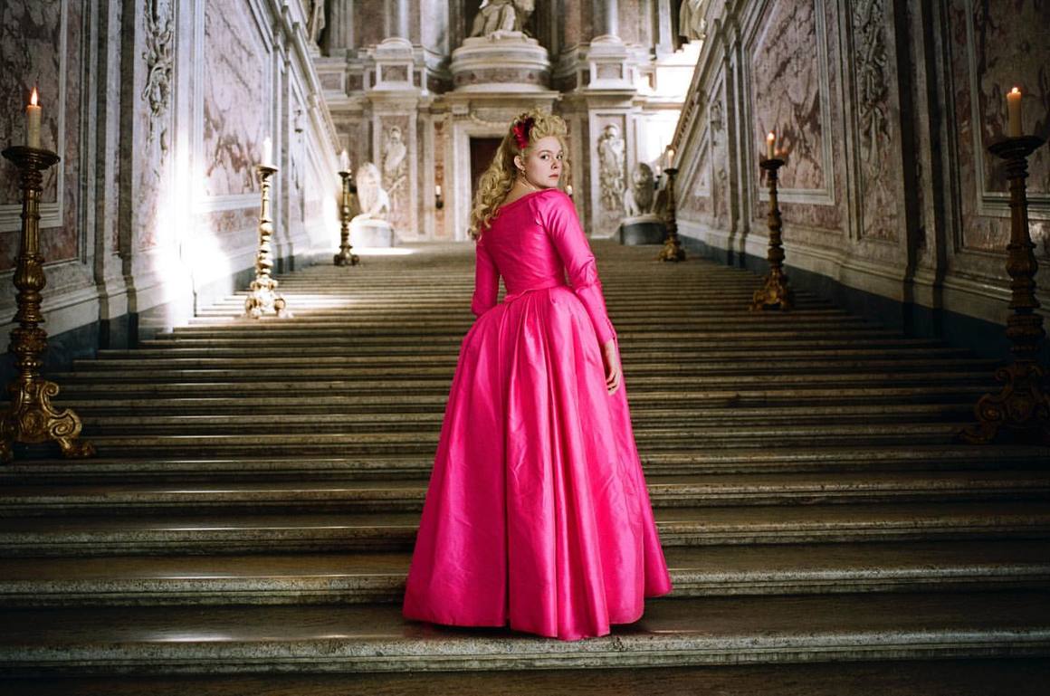 <br><br>
<b>The Great </b>
<br><br>
Сериалът с Ел Фанинг и Никълъс Холт за живота на императрица Екатерина Велика трябваше да приключи с 10 епизода в един сезон. Интересът към шоуто обаче беше достатъчно висок, за да убеди Hulu да отпусне още един сезон на сериала. В България той може да се гледа в HBO Go.