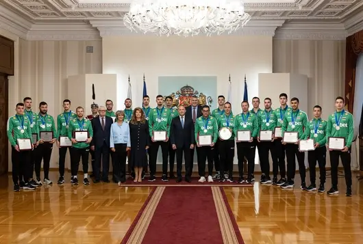 Кой (не) се снима с националите по волейбол