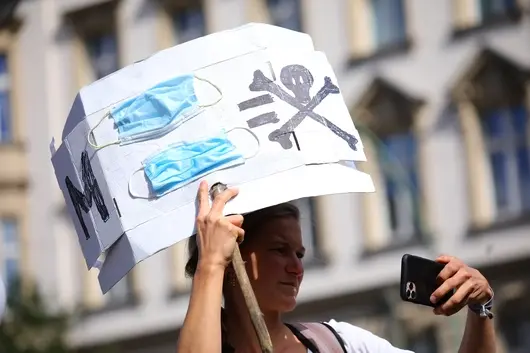 Как "We're Not Gonna Take It" се превърна в химн на противниците на маските