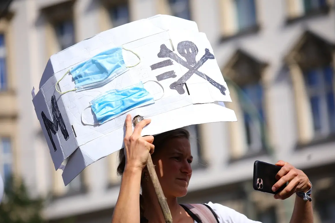 Как "We're Not Gonna Take It" се превърна в химн на противниците на маските