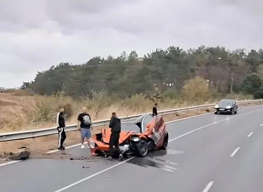 Катастрофира брандираният McLaren на Величие, с който партията щеше да разобличава корупцията