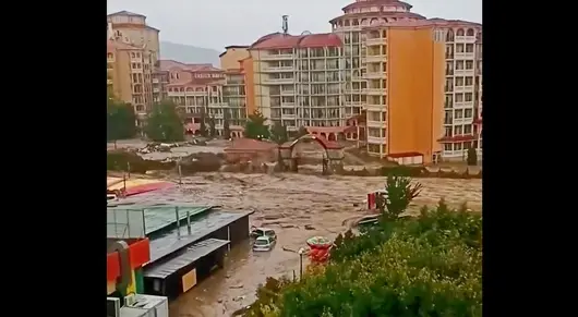 Мъж загина при пороя в курорта Елените, евакуират местните жители 
