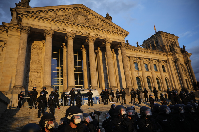 Протестиращи в Берлин опитаха да щурмуват Райхстага