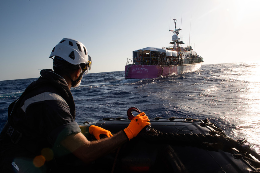 "Луиз Мишел" на Банкси получи помощ от друг кораб, а италианските власти спасиха 49 мигранти