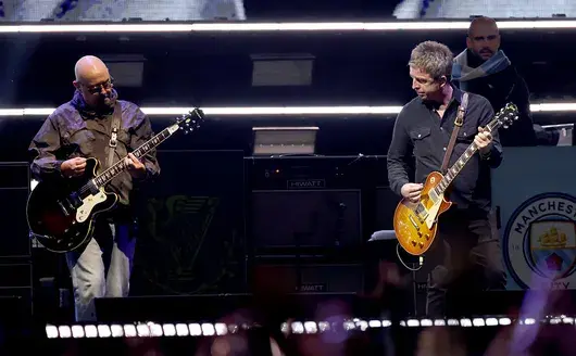 Китаристът на Oasis Bonehead се оттегля от турнето заради рак на простатата