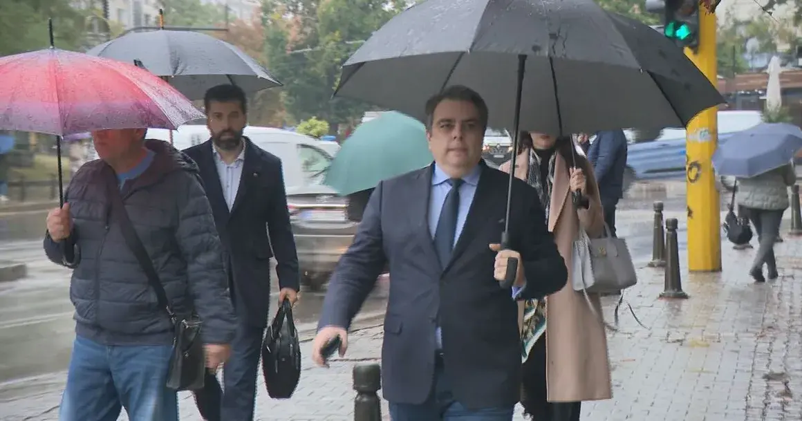 КПК не пожела да разпита Aсен Василев, Кирил Петков и Лена Бориславова, агитка на ДПС ги причакваше