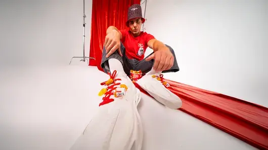 Haute Couture или Haute Kofature: KFC пусна новата си „Кофа за един“ заедно с лимитирана модна колекция 
