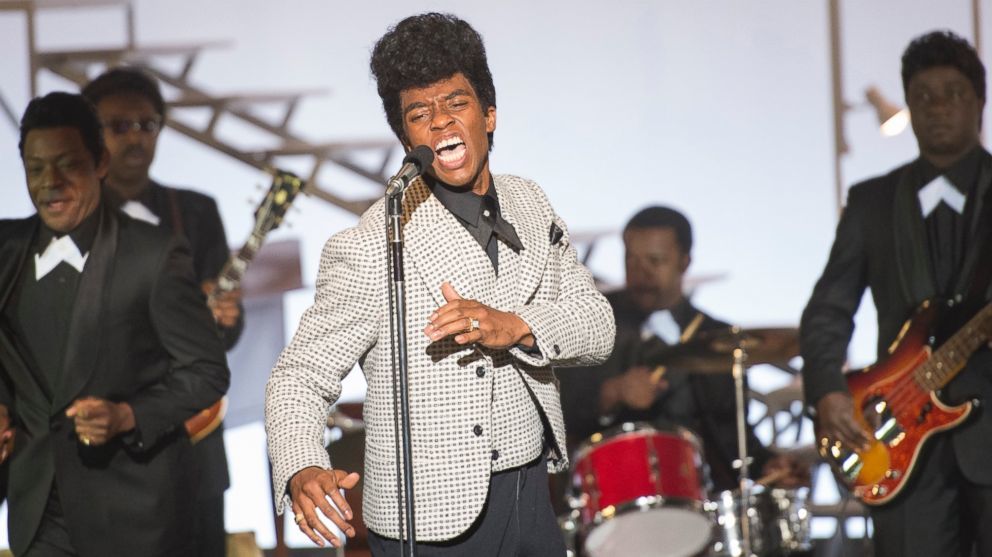 Година по-късно Боузман изигра главната роля в „Get on Up“ на режисьора Тейт Тейлър. Представянето му като Джаки Робинсън представляваше контролирана ярост, но като фънк и соул звездата Джеймс Браун той беше… Джеймс Браун.