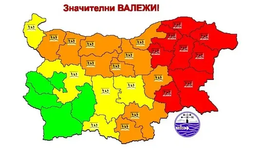 Червен код за опасни валежи е обявен в осем области в страната, очакват се нови наводнения