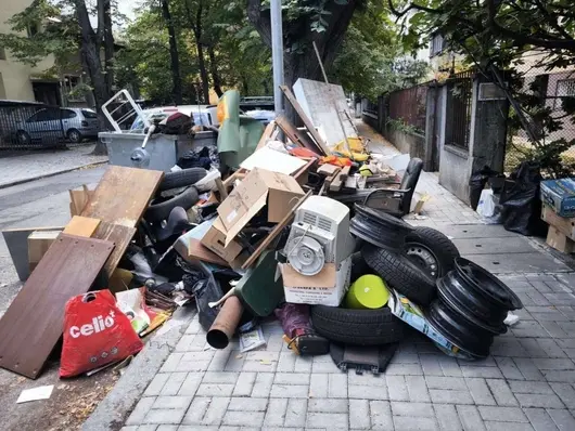 Боклукът като оръжие - кой затрупва кофите в “Люлин” и “Красно село” гуми и мебели