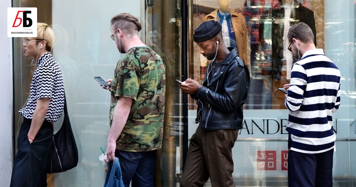 Късна есенна вечер в един софийски хол някъде в началото