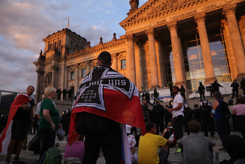 Ярост обзе немските политици след протеста:  "Нацистките символи нямат място пред Райхстага"