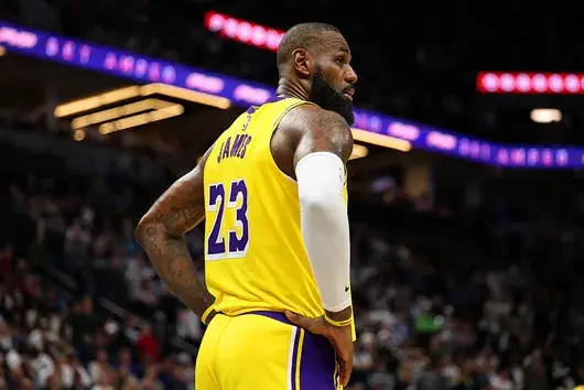 Леброн Джеймс пропуска старта на сезона NBA