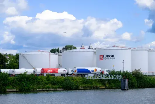 Великобритания наложи нови санкции на „Лукойл“ и „Роснефт“