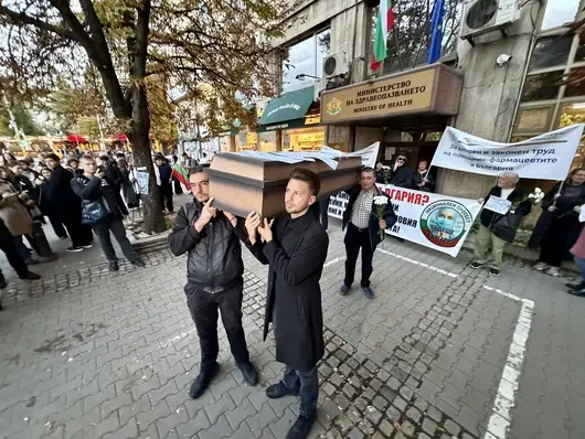 Два протеста блокираха Орлов мост с искане за оставките на Даниел Митов и Силви Кирилов