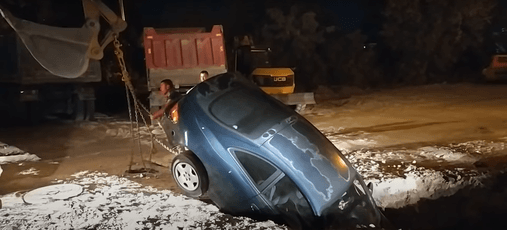 Кола пропадна в трап в пловдивския квартал "Кършияка"