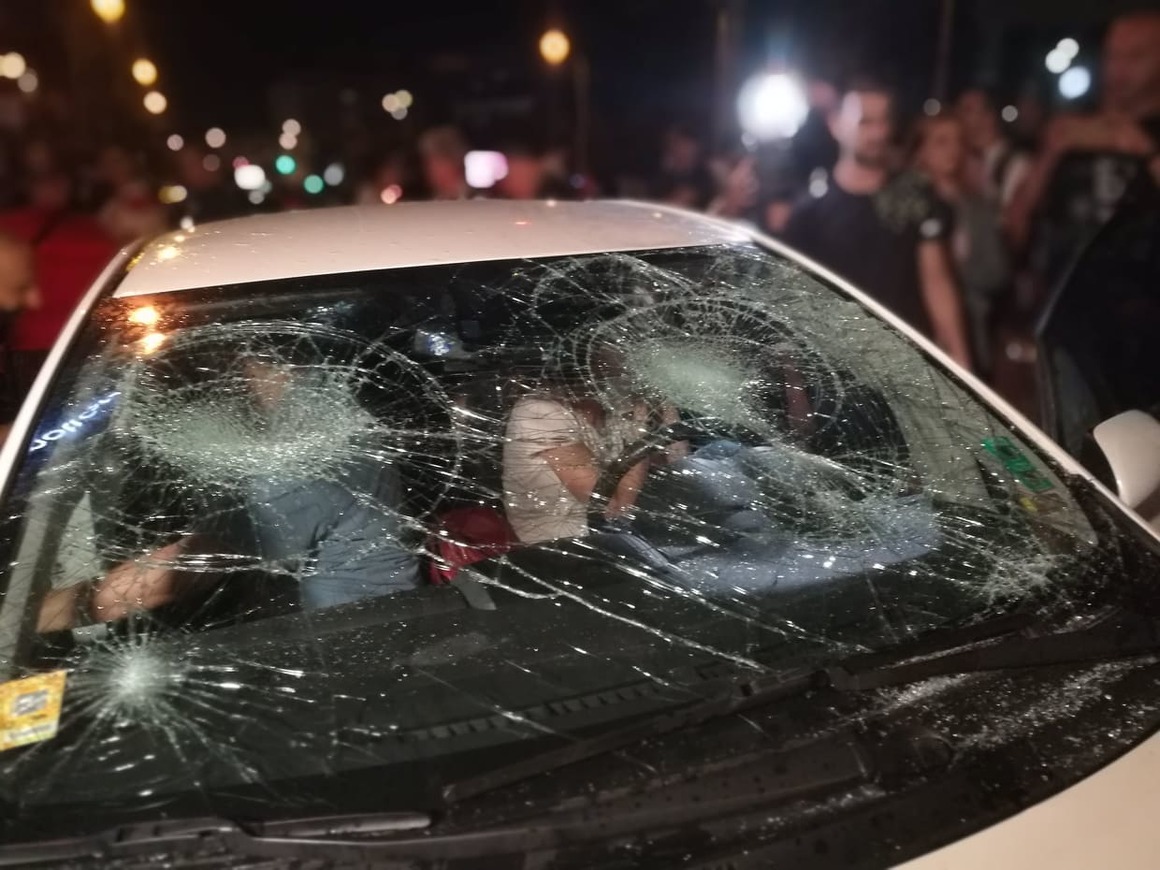 Кулминация в напрежението стана случка на бул. "Ситняково". Жена се опита да премине през протестиращите граждани пред посолството на Румъния, в резултат на което предното стъкло и фаровете ѝ бяха счупени от трима демонстранти, а самите те бяха задържани от полицията за проявена агресия.  <br><br>
44-годишната жена, която пътуваше със съпруга си и двете си деца – момче на две години и момиче на 9, е карала с ниска скорост, но е била на път да сгази двама души.
Именно поради това действие на шофьора протестиращите са започнали да удрят автомобила и да нанасят щети. Жената е излезе и предприе спорове с демонстрантите.  <br><br>
Кой носи отговорност за това да не се допускат провокации или саморазправа по време на протестите? Краткият отговор: МВР, Столична община и организаторите на демонстрациите. 