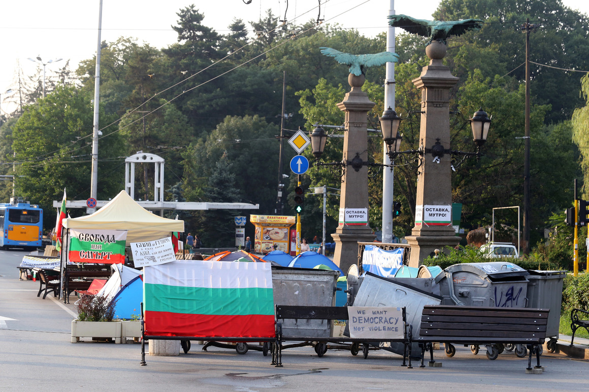 Август ще се запомни и с протестите срещу правителството на Бойко Борисов и главния прокурор Иван Гешев. Демонстрациите събираха и продължават да събират стотици и дори хиляди недоволни граждани. От много време насам кръстовищата на "Орлов мост", пред Ректората на СУ и пред Министерски съвет са блокирани от палатковите лагери на протестиращите. <br><br>
Отскоро организаторите на демонстрациите предприеха нови методи - блокади-изненади. Те организираха такива пред Министерството на правосъдието и пред ЦИК, пред БНТ, замеряха парламента с яйца и поднесоха цветя на областния управител Илиан Тодоров, който нарече недоволстващите "изроди".