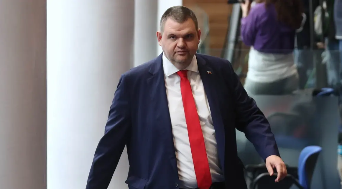 Пеевски „нареди“ да се купят нови коли за администрацията на Радев