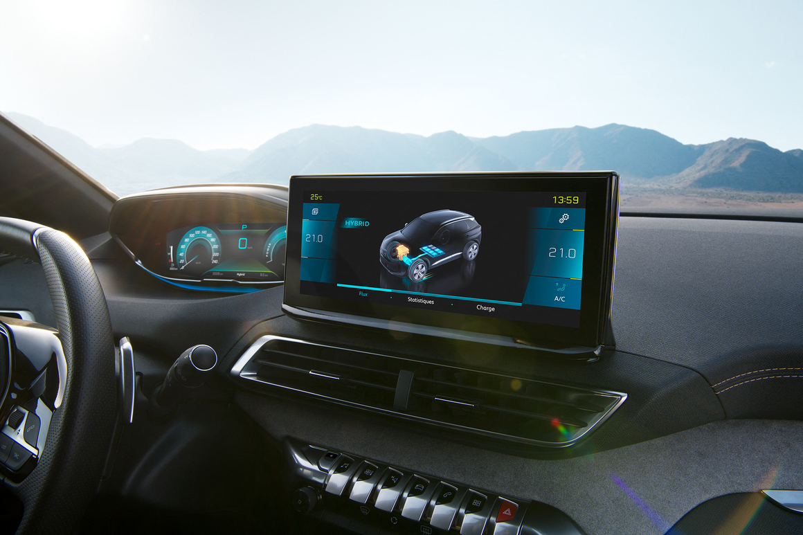 <br><br>
Новият SUV PEUGEOT 3008 идва с последно поколение помощни средства за шофиране, както и нов PEUGEOT i-Cockpit® с нов висококачествен дисплей в инструменталния клъстър и нов 10-инчов сензорен екран с висока разделителна способност.