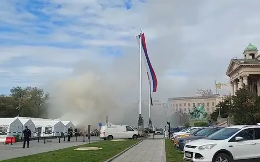 Стрелба и пожар пред парламента в Белград, един човек е ранен