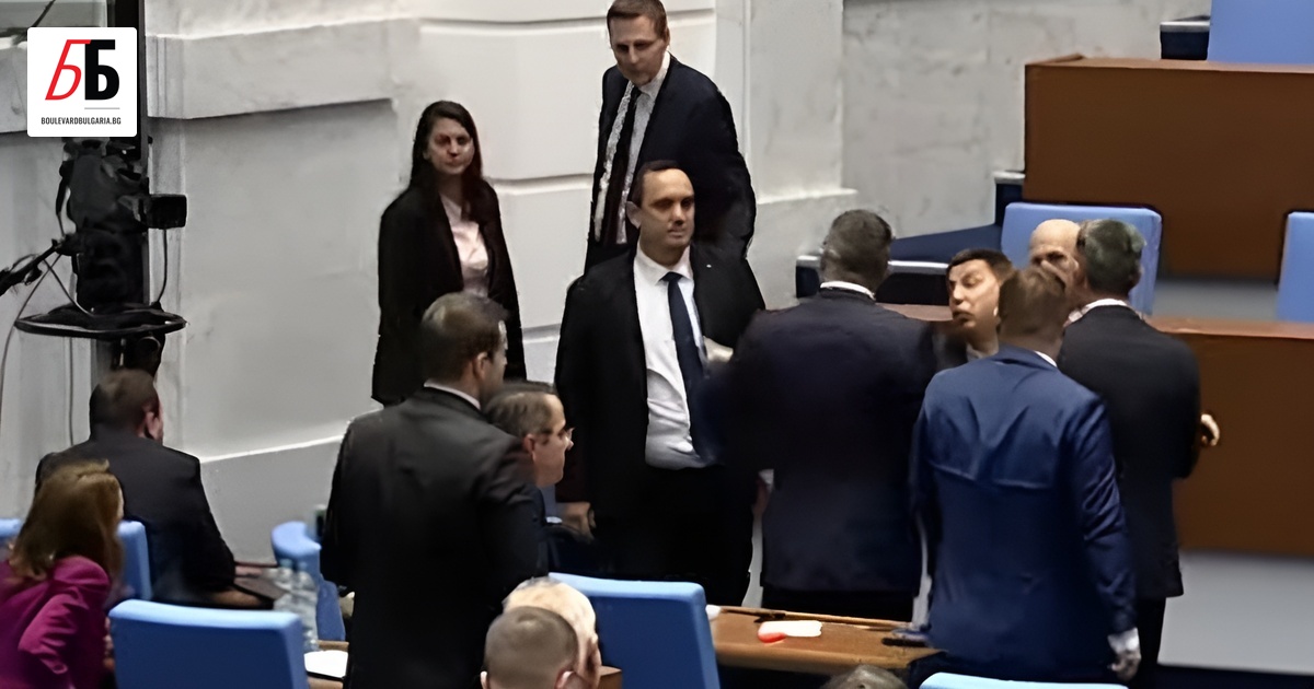 Депутатите Даниел Проданов и Станислав Анастасов от Възраждане и ДПС-Ново