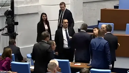 Депутати от "Възраждане" и "Ново начало" стигнаха до сблъсък в парламента