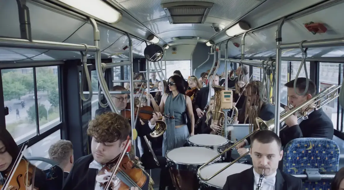 Berghain на Росалия с Бьорк и Лондонския симфоничен оркестър - песен, която трябва да се чуе