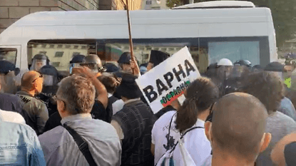 Поддръжници на "Възраждане" от Варна търсят провокации на протеста