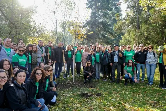 Доброволци отбелязаха 60-годишнината на Кока-Кола в България със засаждане на дървета в София