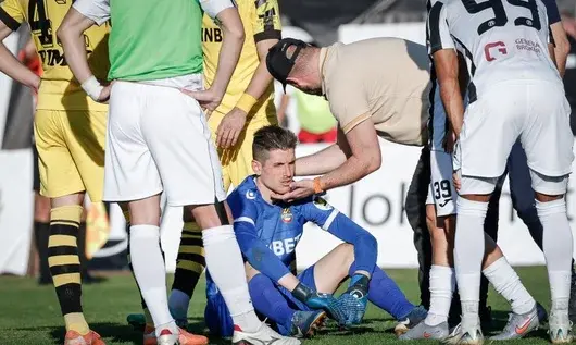 Прекратиха дербито на Пловдив, след като вратарят на "Ботев" бе ударен с бутилка в главата