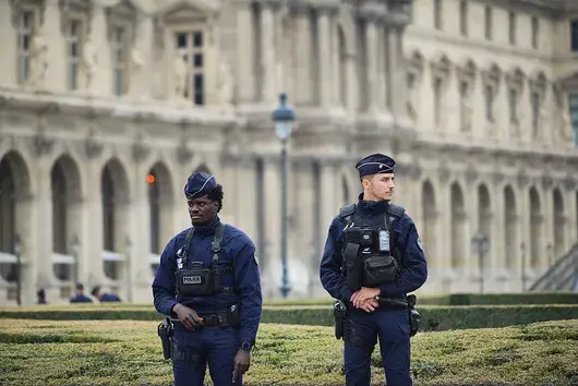 38-годишна жена е сред новите обвинени за обира на бижута от Лувъра