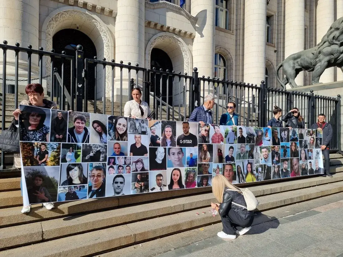Пред съдебните палати в цялата страна се провежда национален протест срещу войната по пътищата