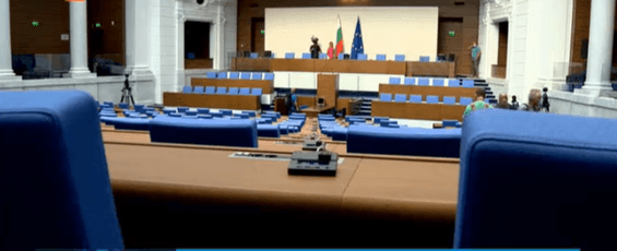 Новата пленарна зала поставя журналистите в "изолатор"