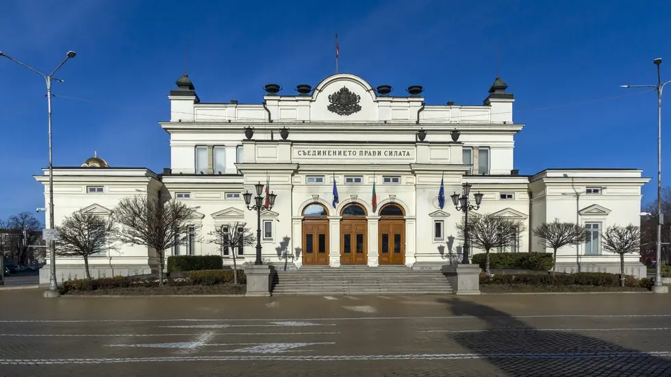 Ограничителни ленти около Народното събрание: историческата сграда е за спешен ремонт