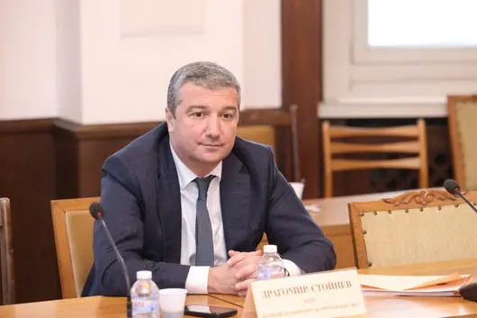 Властта се кани да вдигне двойно и данък "дивидент"